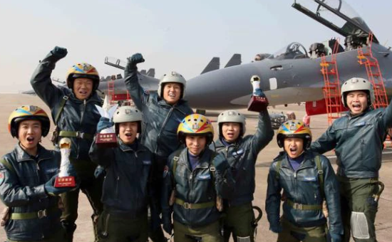 中国空军“特级飞行员”和“金头盔”，你了解吗？